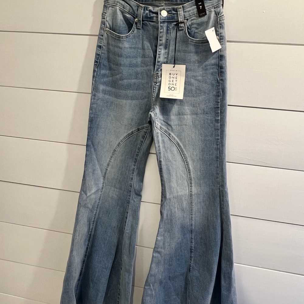 Akira super flare jeans size 7 New with tags - Picture 3 of 3